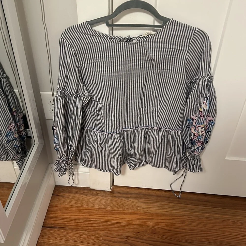 Cute top with embroidered puffed sleeves. Perfect for work! - Picture 4 of 4